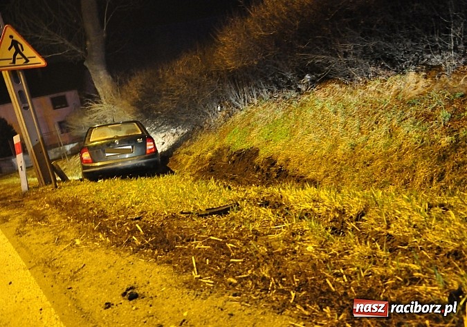 Zdjęcie w galerii na portalu naszraciborz.pl: W Sudole skoda wjechała w skarpę. Kierowca mógł być pod wpływem alkoholu wiadomości z regionu
