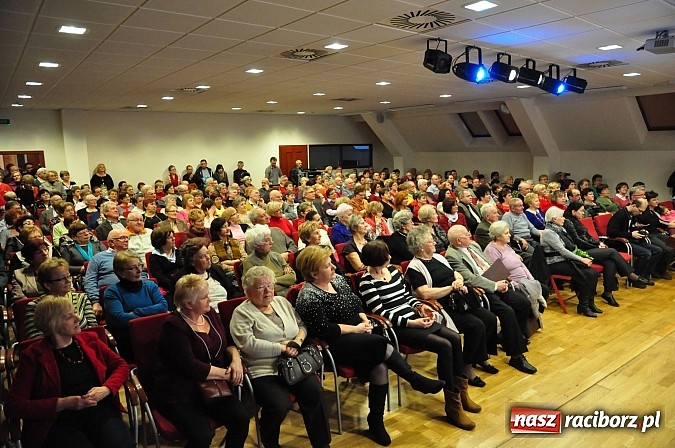 Zdjęcie w galerii na portalu naszraciborz.pl: Zamkowa niedziela wspomnień z zespołem 60 plus. Publiczność wypełniła salę po brzegi wiadomości z regionu