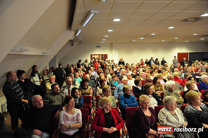 Zdjęcie w galerii na portalu naszraciborz.pl: Zamkowa niedziela wspomnień z zespołem 60 plus. Publiczność wypełniła salę po brzegi wiadomości z regionu