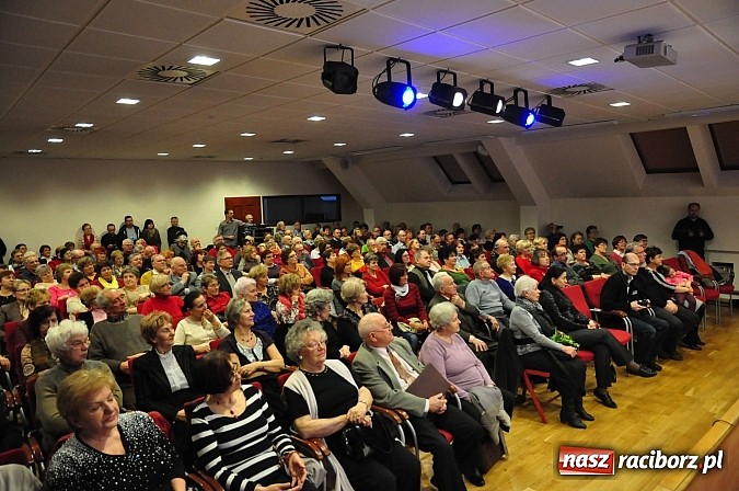 Zdjęcie w galerii na portalu naszraciborz.pl: Zamkowa niedziela wspomnień z zespołem 60 plus. Publiczność wypełniła salę po brzegi wiadomości z regionu