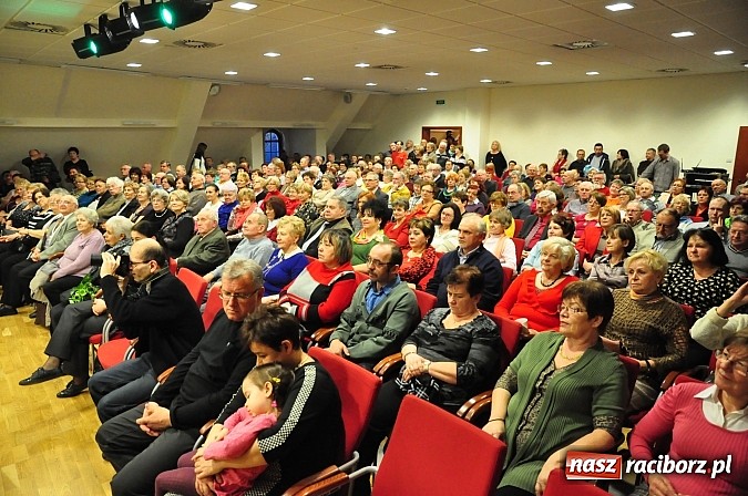 Zdjęcie w galerii na portalu naszraciborz.pl: Zamkowa niedziela wspomnień z zespołem 60 plus. Publiczność wypełniła salę po brzegi wiadomości z regionu