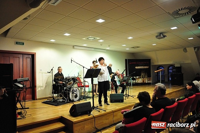 Zdjęcie w galerii na portalu naszraciborz.pl: Zamkowa niedziela wspomnień z zespołem 60 plus. Publiczność wypełniła salę po brzegi wiadomości z regionu