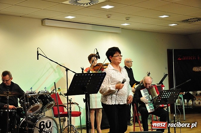 Zdjęcie w galerii na portalu naszraciborz.pl: Zamkowa niedziela wspomnień z zespołem 60 plus. Publiczność wypełniła salę po brzegi wiadomości z regionu