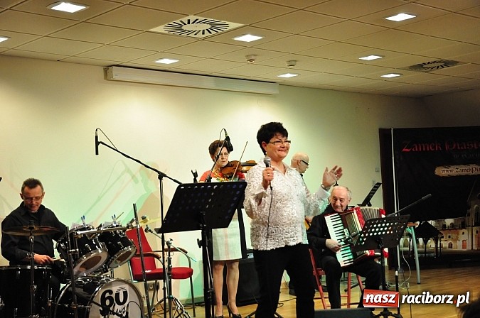 Zdjęcie w galerii na portalu naszraciborz.pl: Zamkowa niedziela wspomnień z zespołem 60 plus. Publiczność wypełniła salę po brzegi wiadomości z regionu