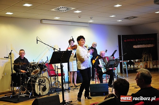 Zdjęcie w galerii na portalu naszraciborz.pl: Zamkowa niedziela wspomnień z zespołem 60 plus. Publiczność wypełniła salę po brzegi wiadomości z regionu