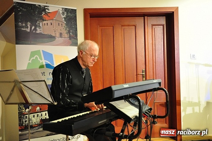 Zdjęcie w galerii na portalu naszraciborz.pl: Zamkowa niedziela wspomnień z zespołem 60 plus. Publiczność wypełniła salę po brzegi wiadomości z regionu
