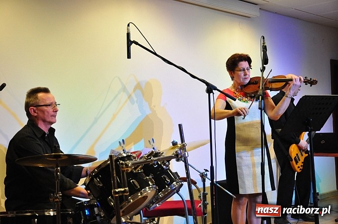 Zdjęcie w galerii na portalu naszraciborz.pl: Zamkowa niedziela wspomnień z zespołem 60 plus. Publiczność wypełniła salę po brzegi wiadomości z regionu