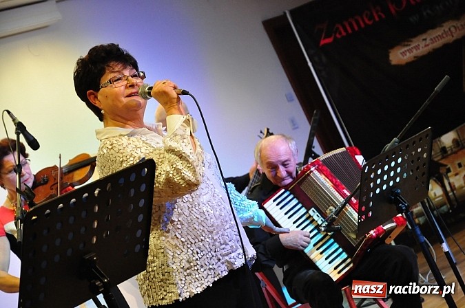 Zdjęcie w galerii na portalu naszraciborz.pl: Zamkowa niedziela wspomnień z zespołem 60 plus. Publiczność wypełniła salę po brzegi wiadomości z regionu