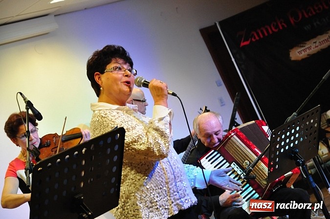 Zdjęcie w galerii na portalu naszraciborz.pl: Zamkowa niedziela wspomnień z zespołem 60 plus. Publiczność wypełniła salę po brzegi wiadomości z regionu