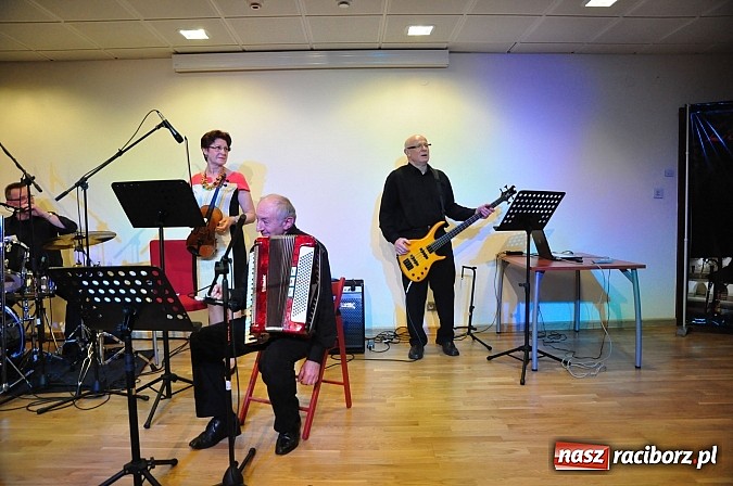 Zdjęcie w galerii na portalu naszraciborz.pl: Zamkowa niedziela wspomnień z zespołem 60 plus. Publiczność wypełniła salę po brzegi wiadomości z regionu