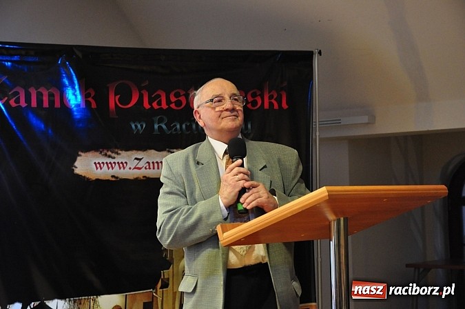 Zdjęcie w galerii na portalu naszraciborz.pl: Zamkowa niedziela wspomnień z zespołem 60 plus. Publiczność wypełniła salę po brzegi wiadomości z regionu