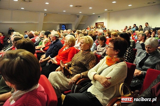 Zdjęcie w galerii na portalu naszraciborz.pl: Zamkowa niedziela wspomnień z zespołem 60 plus. Publiczność wypełniła salę po brzegi wiadomości z regionu