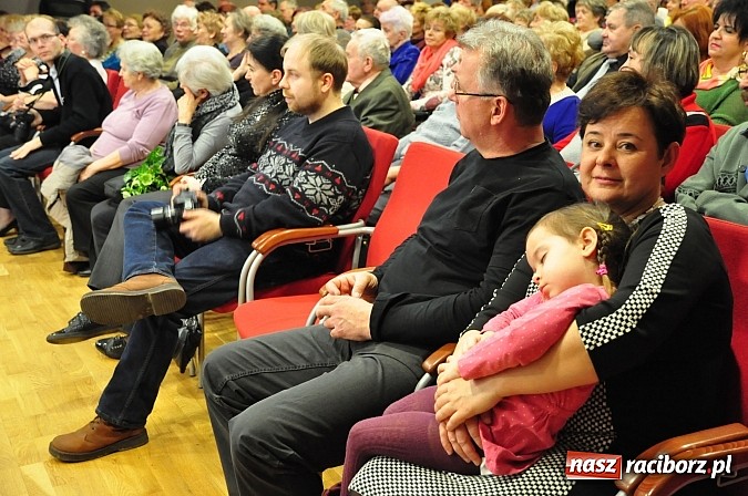 Zdjęcie w galerii na portalu naszraciborz.pl: Zamkowa niedziela wspomnień z zespołem 60 plus. Publiczność wypełniła salę po brzegi wiadomości z regionu