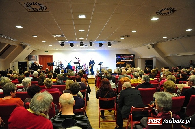Zdjęcie w galerii na portalu naszraciborz.pl: Zamkowa niedziela wspomnień z zespołem 60 plus. Publiczność wypełniła salę po brzegi wiadomości z regionu