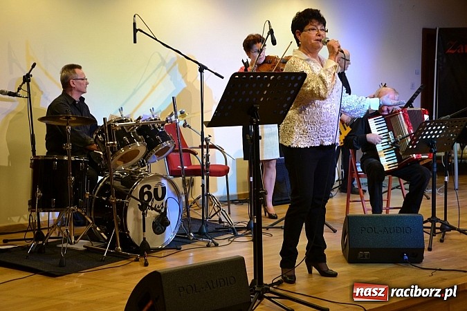 Zdjęcie w galerii na portalu naszraciborz.pl: Zamkowa niedziela wspomnień z zespołem 60 plus. Publiczność wypełniła salę po brzegi wiadomości z regionu