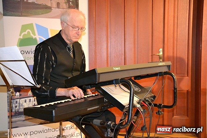 Zdjęcie w galerii na portalu naszraciborz.pl: Zamkowa niedziela wspomnień z zespołem 60 plus. Publiczność wypełniła salę po brzegi wiadomości z regionu