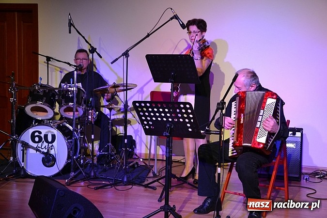 Zdjęcie w galerii na portalu naszraciborz.pl: Zamkowa niedziela wspomnień z zespołem 60 plus. Publiczność wypełniła salę po brzegi wiadomości z regionu