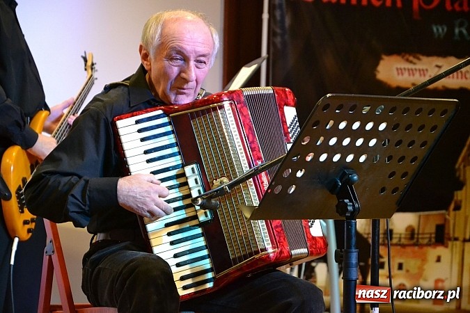 Zdjęcie w galerii na portalu naszraciborz.pl: Zamkowa niedziela wspomnień z zespołem 60 plus. Publiczność wypełniła salę po brzegi wiadomości z regionu