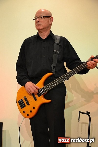 Zdjęcie w galerii na portalu naszraciborz.pl: Zamkowa niedziela wspomnień z zespołem 60 plus. Publiczność wypełniła salę po brzegi wiadomości z regionu