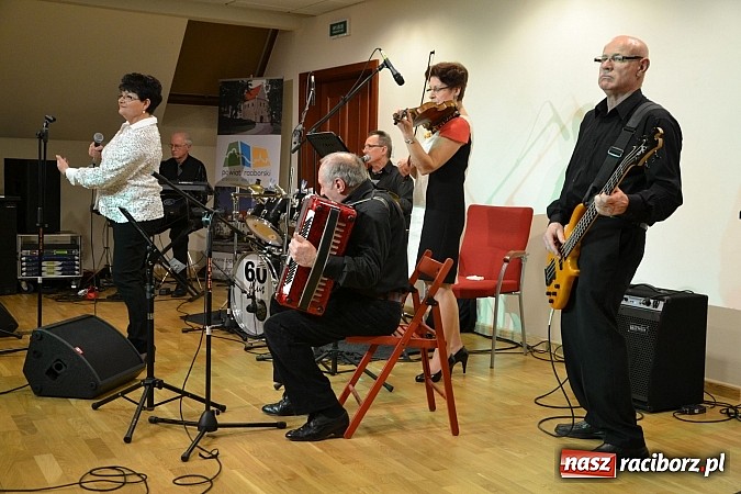Zdjęcie w galerii na portalu naszraciborz.pl: Zamkowa niedziela wspomnień z zespołem 60 plus. Publiczność wypełniła salę po brzegi wiadomości z regionu