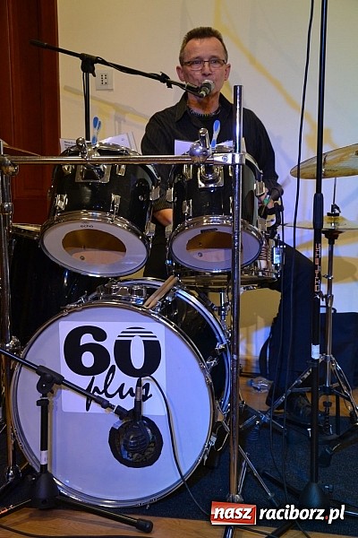 Zdjęcie w galerii na portalu naszraciborz.pl: Zamkowa niedziela wspomnień z zespołem 60 plus. Publiczność wypełniła salę po brzegi wiadomości z regionu