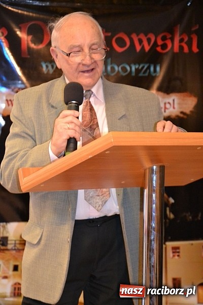 Zdjęcie w galerii na portalu naszraciborz.pl: Zamkowa niedziela wspomnień z zespołem 60 plus. Publiczność wypełniła salę po brzegi wiadomości z regionu