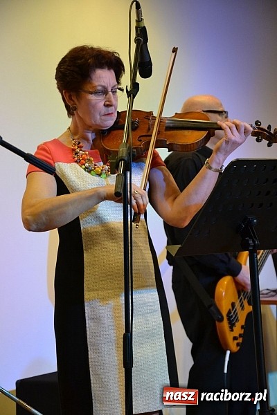 Zdjęcie w galerii na portalu naszraciborz.pl: Zamkowa niedziela wspomnień z zespołem 60 plus. Publiczność wypełniła salę po brzegi wiadomości z regionu