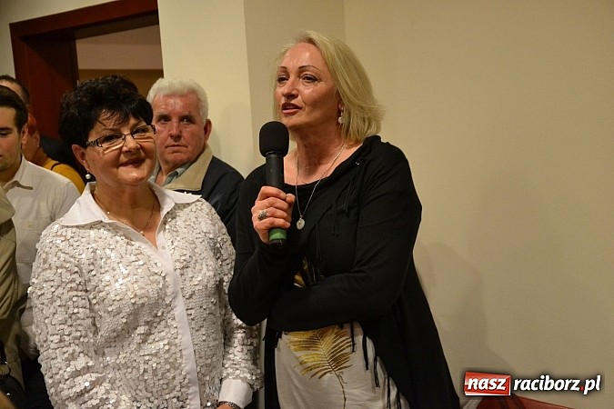 Zdjęcie w galerii na portalu naszraciborz.pl: Zamkowa niedziela wspomnień z zespołem 60 plus. Publiczność wypełniła salę po brzegi wiadomości z regionu