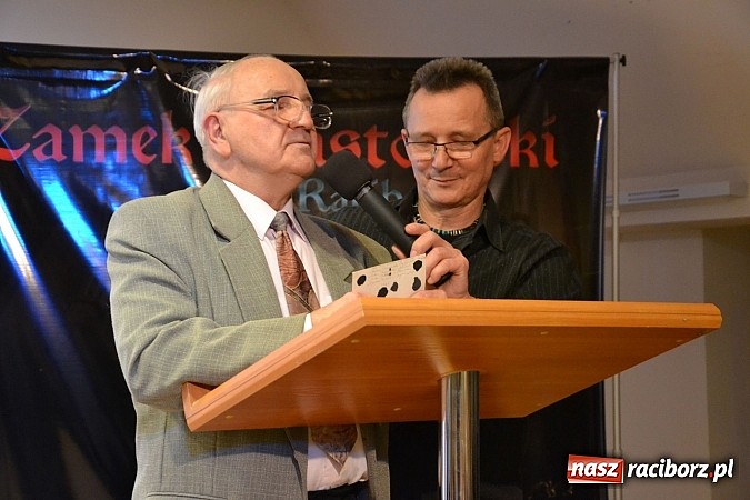 Zdjęcie w galerii na portalu naszraciborz.pl: Zamkowa niedziela wspomnień z zespołem 60 plus. Publiczność wypełniła salę po brzegi wiadomości z regionu