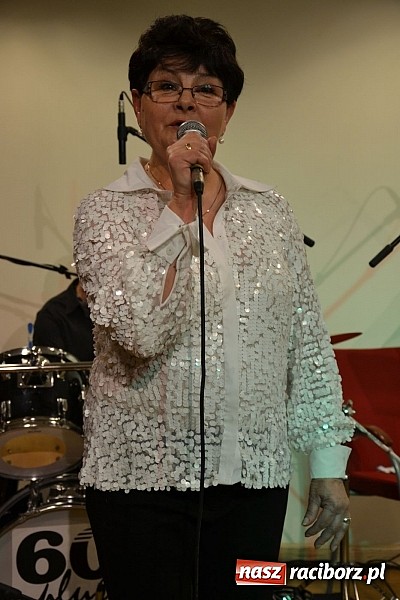 Zdjęcie w galerii na portalu naszraciborz.pl: Zamkowa niedziela wspomnień z zespołem 60 plus. Publiczność wypełniła salę po brzegi wiadomości z regionu