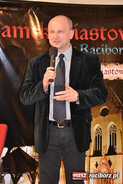 Zdjęcie w galerii na portalu naszraciborz.pl: Zamkowa niedziela wspomnień z zespołem 60 plus. Publiczność wypełniła salę po brzegi wiadomości z regionu