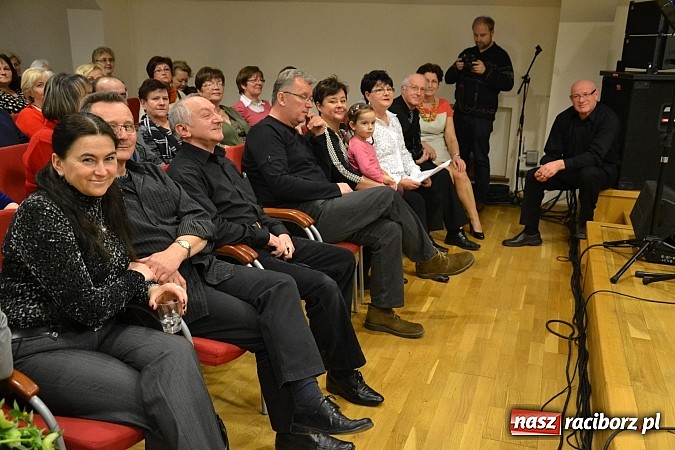 Zdjęcie w galerii na portalu naszraciborz.pl: Zamkowa niedziela wspomnień z zespołem 60 plus. Publiczność wypełniła salę po brzegi wiadomości z regionu