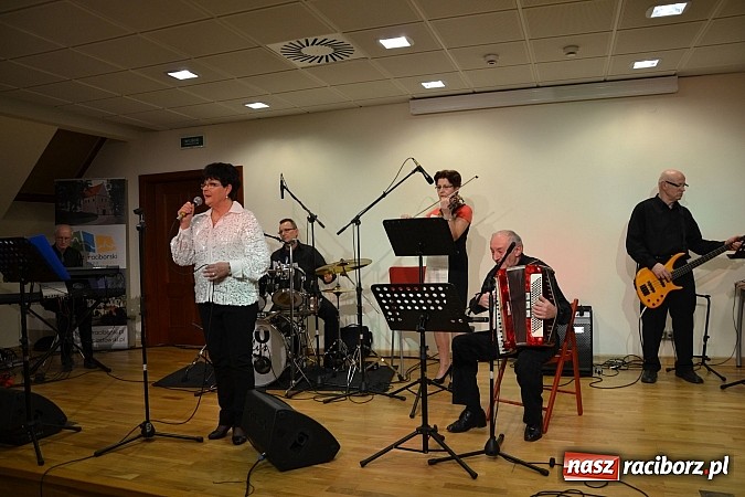 Zdjęcie w galerii na portalu naszraciborz.pl: Zamkowa niedziela wspomnień z zespołem 60 plus. Publiczność wypełniła salę po brzegi wiadomości z regionu