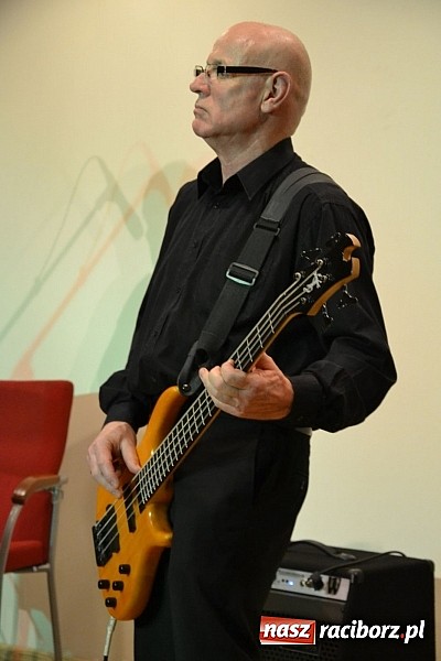 Zdjęcie w galerii na portalu naszraciborz.pl: Zamkowa niedziela wspomnień z zespołem 60 plus. Publiczność wypełniła salę po brzegi wiadomości z regionu