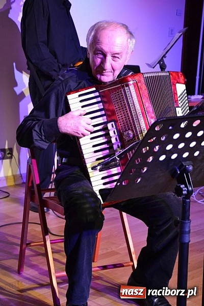 Zdjęcie w galerii na portalu naszraciborz.pl: Zamkowa niedziela wspomnień z zespołem 60 plus. Publiczność wypełniła salę po brzegi wiadomości z regionu