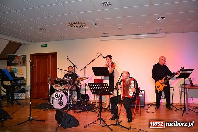 Zdjęcie w galerii na portalu naszraciborz.pl: Zamkowa niedziela wspomnień z zespołem 60 plus. Publiczność wypełniła salę po brzegi wiadomości z regionu