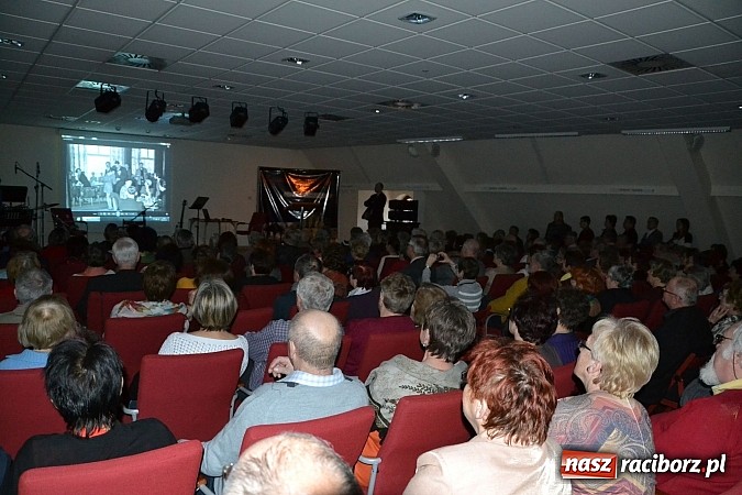 Zdjęcie w galerii na portalu naszraciborz.pl: Zamkowa niedziela wspomnień z zespołem 60 plus. Publiczność wypełniła salę po brzegi wiadomości z regionu