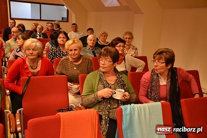 Zdjęcie w galerii na portalu naszraciborz.pl: Zamkowa niedziela wspomnień z zespołem 60 plus. Publiczność wypełniła salę po brzegi wiadomości z regionu