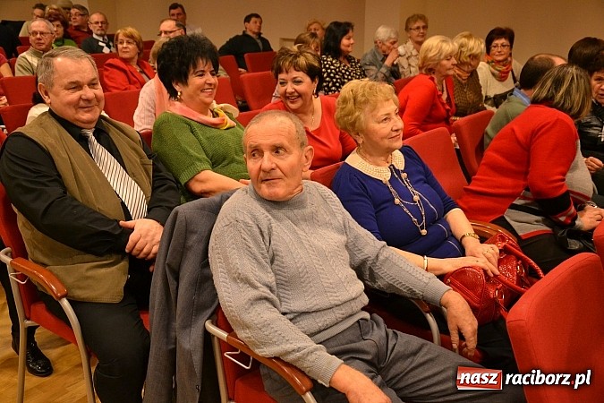 Zdjęcie w galerii na portalu naszraciborz.pl: Zamkowa niedziela wspomnień z zespołem 60 plus. Publiczność wypełniła salę po brzegi wiadomości z regionu