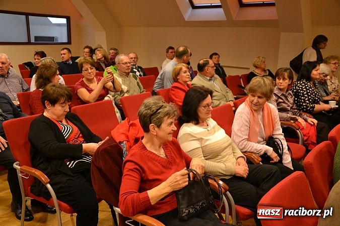 Zdjęcie w galerii na portalu naszraciborz.pl: Zamkowa niedziela wspomnień z zespołem 60 plus. Publiczność wypełniła salę po brzegi wiadomości z regionu