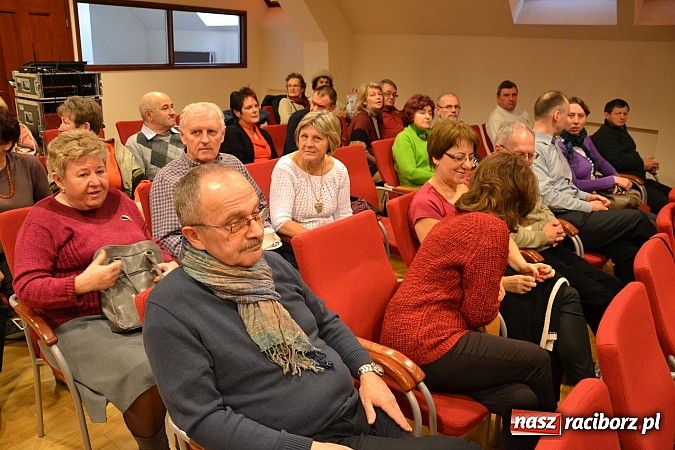 Zdjęcie w galerii na portalu naszraciborz.pl: Zamkowa niedziela wspomnień z zespołem 60 plus. Publiczność wypełniła salę po brzegi wiadomości z regionu