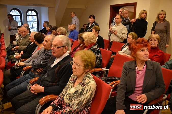 Zdjęcie w galerii na portalu naszraciborz.pl: Zamkowa niedziela wspomnień z zespołem 60 plus. Publiczność wypełniła salę po brzegi wiadomości z regionu