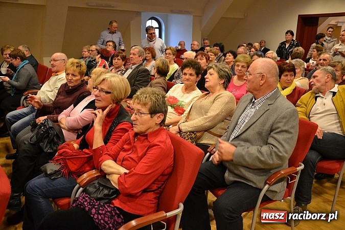 Zdjęcie w galerii na portalu naszraciborz.pl: Zamkowa niedziela wspomnień z zespołem 60 plus. Publiczność wypełniła salę po brzegi wiadomości z regionu
