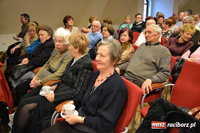 Zdjęcie w galerii na portalu naszraciborz.pl: Zamkowa niedziela wspomnień z zespołem 60 plus. Publiczność wypełniła salę po brzegi wiadomości z regionu