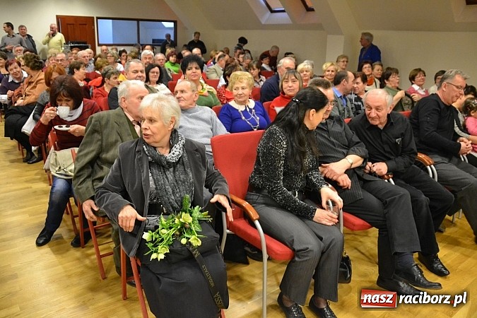 Zdjęcie w galerii na portalu naszraciborz.pl: Zamkowa niedziela wspomnień z zespołem 60 plus. Publiczność wypełniła salę po brzegi wiadomości z regionu