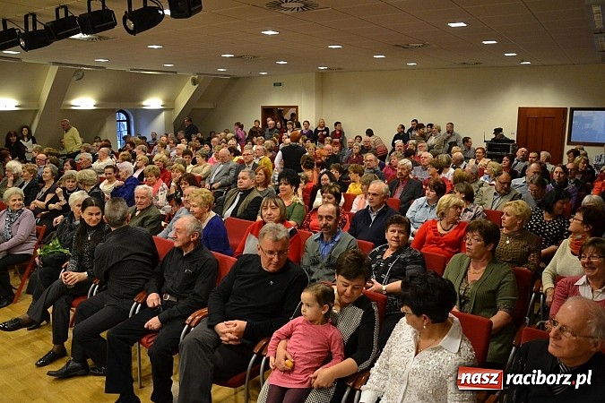 Zdjęcie w galerii na portalu naszraciborz.pl: Zamkowa niedziela wspomnień z zespołem 60 plus. Publiczność wypełniła salę po brzegi wiadomości z regionu