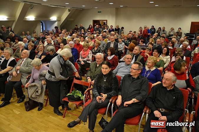 Zdjęcie w galerii na portalu naszraciborz.pl: Zamkowa niedziela wspomnień z zespołem 60 plus. Publiczność wypełniła salę po brzegi wiadomości z regionu