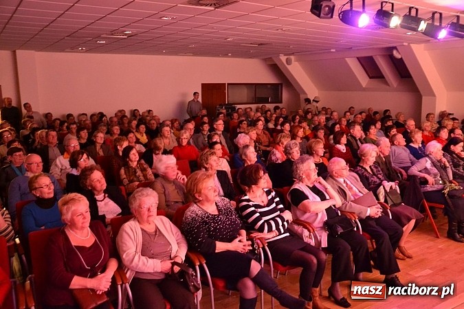 Zdjęcie w galerii na portalu naszraciborz.pl: Zamkowa niedziela wspomnień z zespołem 60 plus. Publiczność wypełniła salę po brzegi wiadomości z regionu