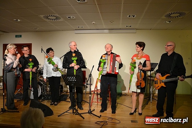 Zdjęcie w galerii na portalu naszraciborz.pl: Zamkowa niedziela wspomnień z zespołem 60 plus. Publiczność wypełniła salę po brzegi wiadomości z regionu