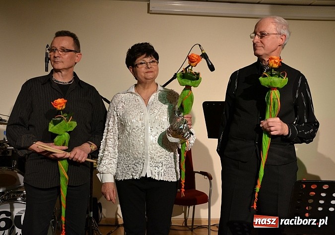 Zdjęcie w galerii na portalu naszraciborz.pl: Zamkowa niedziela wspomnień z zespołem 60 plus. Publiczność wypełniła salę po brzegi wiadomości z regionu